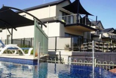 Отель Oasis Cypress Apartments в городе Малуола, Австралия