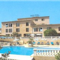 Отель Hotel La Franc Comtoise Villeneuve-Loubet в городе Рокфор-Ле-Пен, Франция