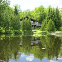 Отель Dainava Lakefront Ski Cottage в городе Миль-Иль, Канада