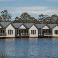 Отель Lakeside Villas at Crittenden в городе Ред Хилл, Австралия