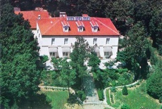 Отель La Villa Les Pins в городе Вакье, Франция