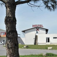 Отель Hotel Relais De Barbezieux-Saint-Hilaire в городе Барбезьё-Сент-Илер, Франция