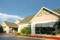 Отель Comfort Suites Lake Country в городе Пеуоки, США