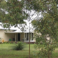 Отель Abbeys Cottage at Sandy Lake Farm в городе Макенберра, Австралия