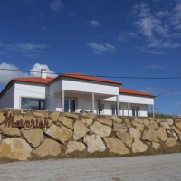 Отель The Maverick Surfhostel & Guesthouse в городе Лориньян, Португалия
