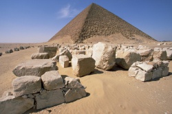 Ломаная пирамида фараона Снофру