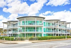 Отель Unwind @ Gallery Apartments Victor Harbor в городе Хиндмарш Велли, Австралия