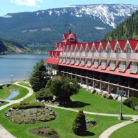 Отель Three Valley Lake Chateau Resort Revelstoke в городе Ревелсток, Канада