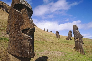 Каменные монолитные статуи Моаи