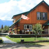 Отель Heavens Edge Mountain Lodge в городе Валемаунт, Канада