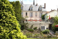 Отель Le Petit Chateau Tiffauges в городе Тифож, Франция