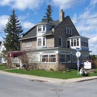 Отель The Colonel's Inn в городе Прескотт, Канада