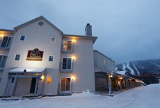 Отель Les Chalets Alpins - Chemin du Hibou в городе Стонеам-Э-Тевксбюри, Канада