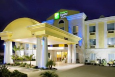 Отель Holiday Inn Express Hotel & Suites Falfurrias в городе Фолферриас, США