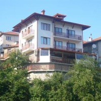Отель Momchil Unak Guest House в городе Момчиловци, Болгария
