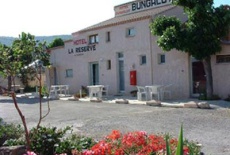 Отель Bungalotel La Reserve в городе Вик-ла-Гардиоль, Франция