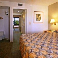 Отель Ramada Inn & Suites Costa Mesa Newport Beach в городе Коста-Меса, США