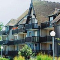 Отель Les Residences в городе Кабур, Франция