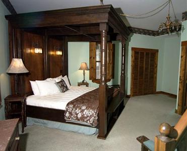 Ravenwood Castle Accommodations New Plymouth Ohio