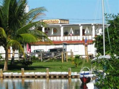 Michelo's Flats Placencia