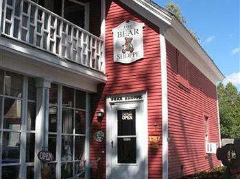 Hugging Bear Inn & Shoppe