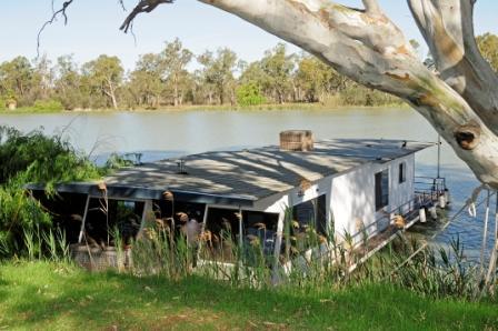 Boats and Bedzzz Houseboat Stays