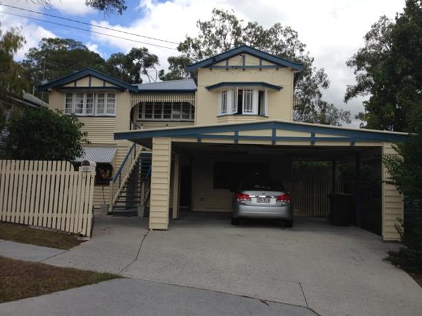 Homestay in Ashgrove near Ashgrove Golf Club