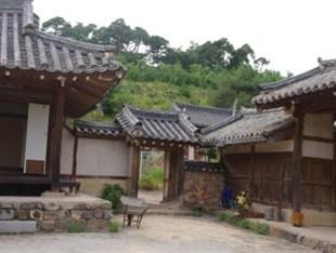 Jeongjaejongtaek Hanok Guesthouse