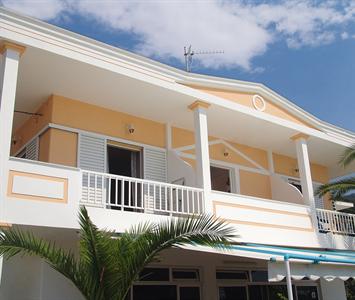 Haris Apartments