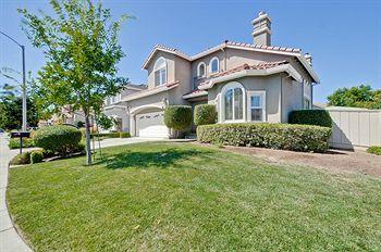 5 Bedroom House On Middlebury Drive In Sunnyvale