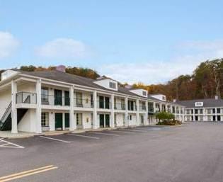 Baymont Inn & Suites Calhoun