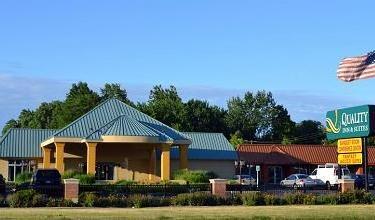 Quality Inn & Suites Livonia