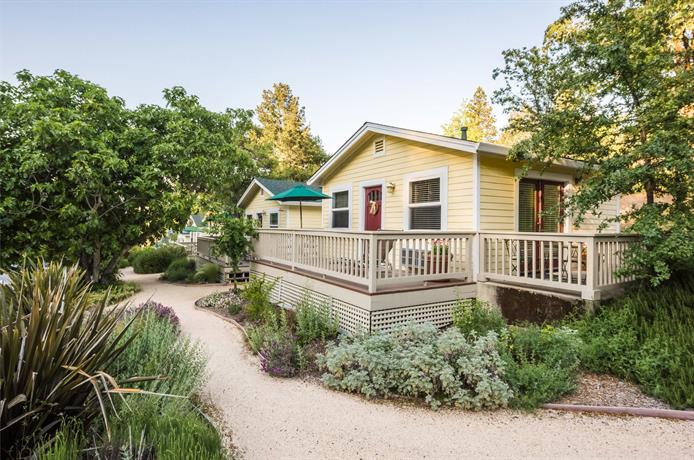 Aurora Park Cottages