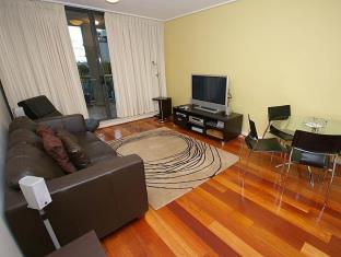 Homebush Bay Self-Contained Modern Two-Bedroom Apartment 3BEN