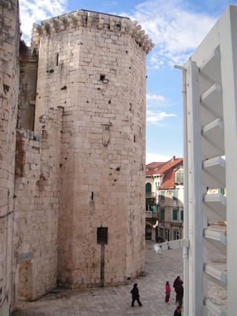 Central Palace Rooms