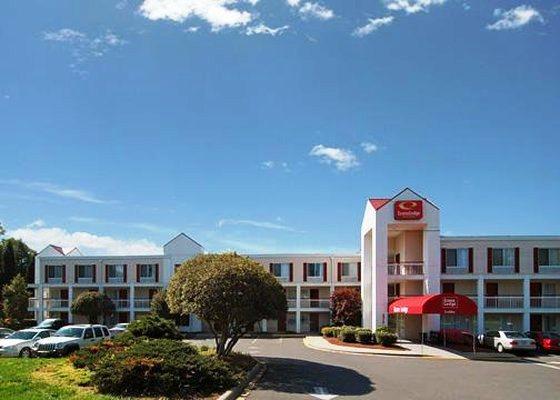 Econo Lodge Inn & Suites Airport