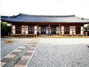 Reed House Hanok Pension