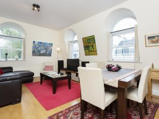 Three Bedroom Apartment in Bayswater
