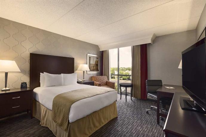 DoubleTree by Hilton Hotel Detroit - Dearborn