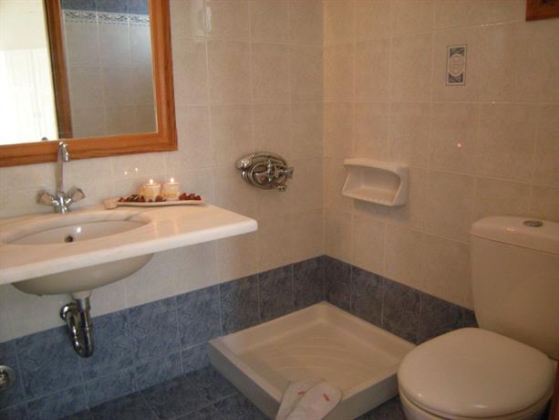 Roussos Beach Hotel