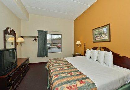 Econo Lodge Inn & Suites Marietta