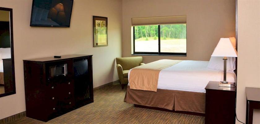 Boulders Inn & Suites Clarion