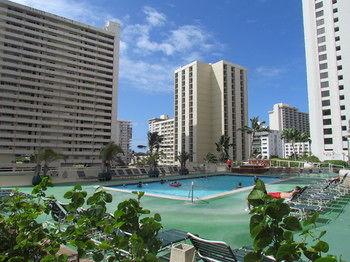 Waikiki Banyan Apt walk to the beach Free Wi-Fi & parking