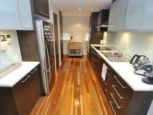 Pyrmont Self-Contained Three-Bedroom Apartment 28PAD