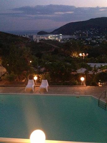 Kymothoi Rooms & Pool Bar