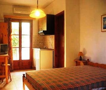 Alexatos Studios & Apartments