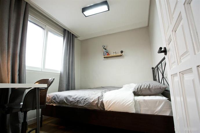 Travelholic Guesthouse - Hostel
