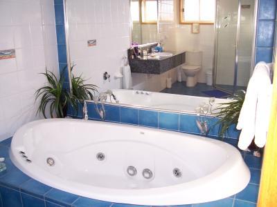 Bateau Bay Beachfront Couple Spa Accom