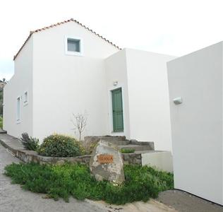 Harakas Studios & Apartments