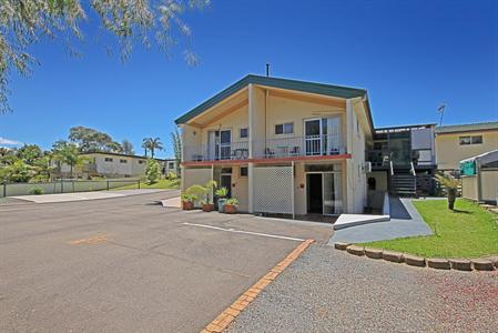 Colonial Palms Motel & Cabins